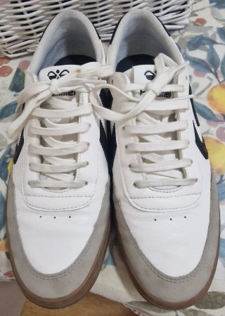 Zapatillas Hummel Blancas y Negras número 38 y 40.