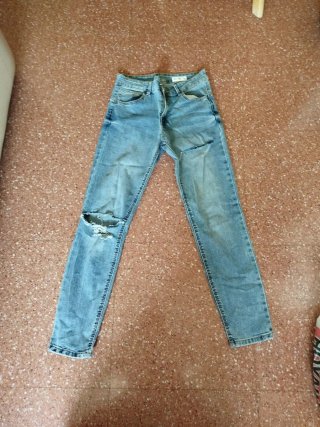 Pantalón vaquero desgastado azul