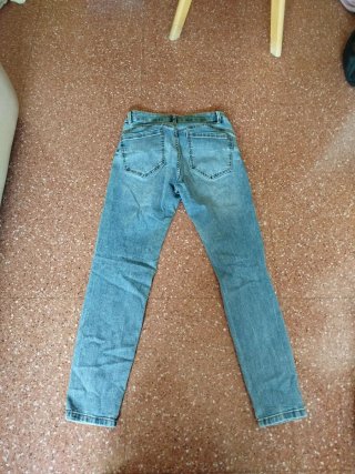 Pantalón vaquero desgastado azul