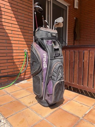 Carro y mochila de golf con palos