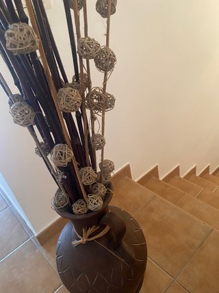 Jarrón de cerámica con soporte y ramas