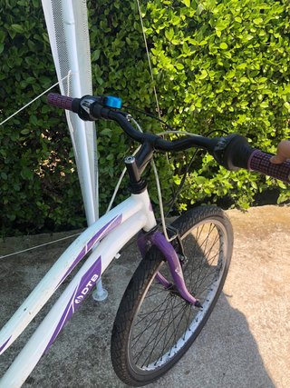 Bicicleta DTB blanca y morada