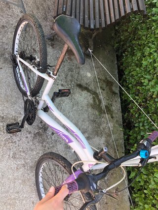 Bicicleta DTB blanca y morada