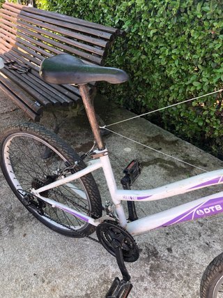 Bicicleta DTB blanca y morada