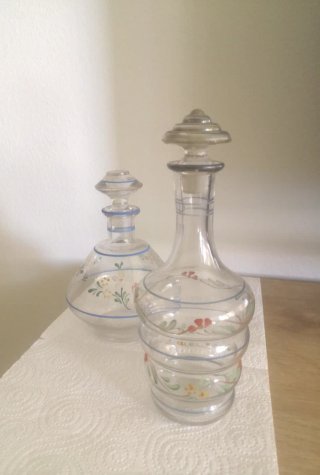 Bottiglie di liquore antiche dipinte a mano
