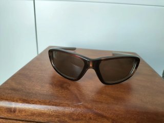 Gafas de sol marrones y plateadas