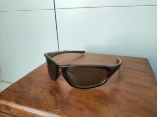 Gafas de sol marrones y plateadas