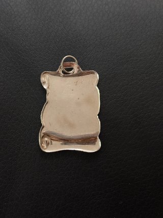 Collar plata forma de pergamino, con letra C