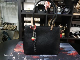 Bolso negro con detalle de fresa