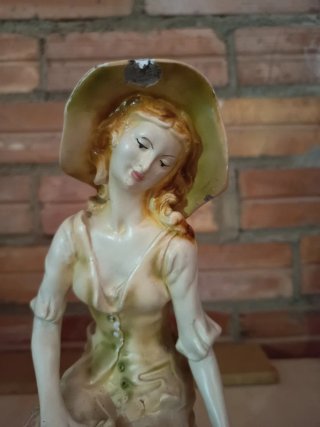 Figura decorativa mujer con oveja