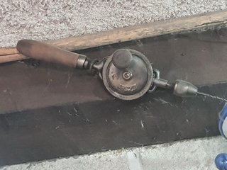 Taladro de mano antiguo