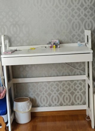 Escritorio blanco de madera