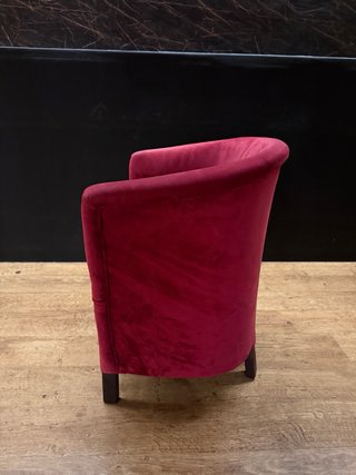 Sillón de terciopelo rojo