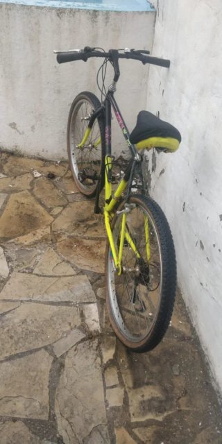 Bicicleta de montaña negra y amarilla
