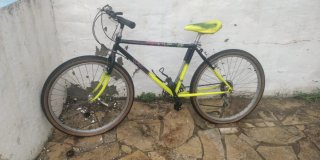 Bicicleta de montaña negra y amarilla