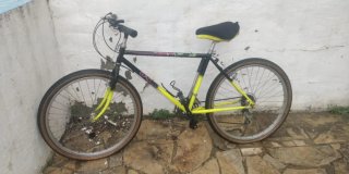 Bicicleta de montaña negra y amarilla