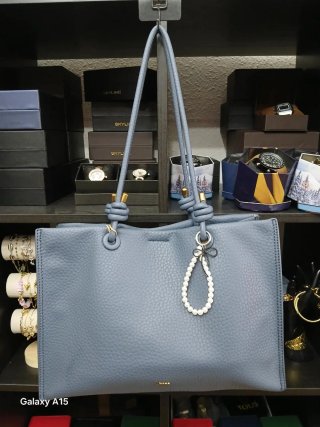 Bolso azul con detalle blanco