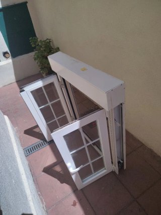 Ventana PVC con persiana blanca