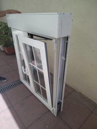 Ventana PVC con persiana blanca