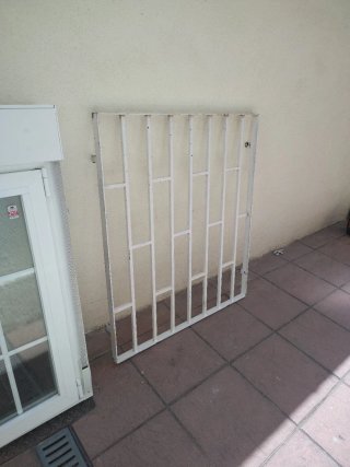 Ventana PVC con persiana blanca
