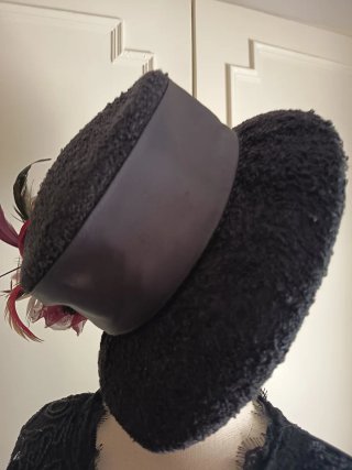 Sombrero negro vintage con plumas