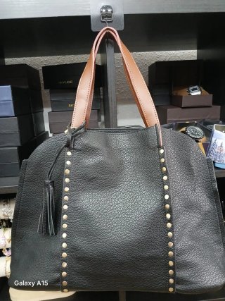 Bolso Negro con Tachuelas y Asas Marrones