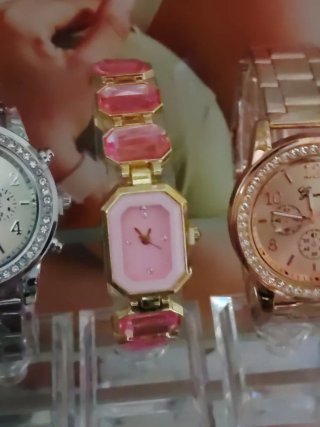 Reloj de mujer dorado con detalles rosas
