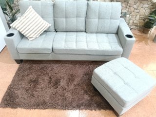 Sofá Kiger gris con cojines verdes
