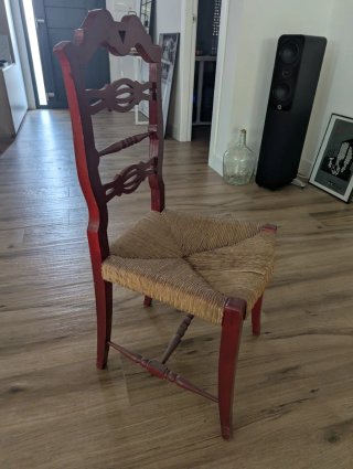 Silla antigua de madera y ratán