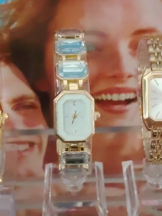 Reloj de mujer dorado con detalles azules