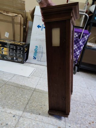 Vitrina de madera con puerta de cristal