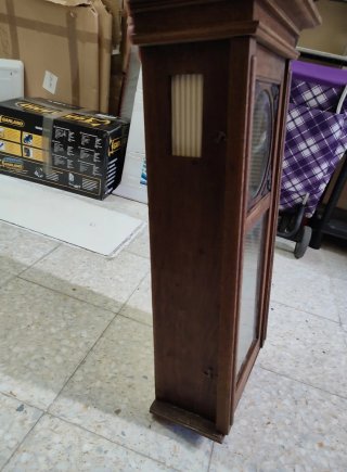 Vitrina de madera con puerta de cristal