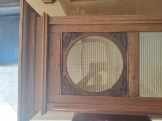 Vitrina de madera con puerta de cristal