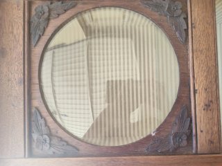 Vitrina de madera con puerta de cristal
