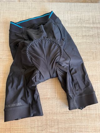 Casco, maillot y culotte ciclismo