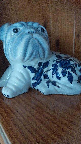 Perro de porcelana azul y blanco