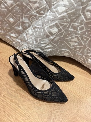 Zapatos de tacón negros con rejilla