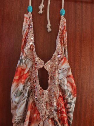 Blusa con lentejuelas y abalorios