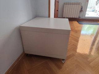 Mesa auxiliar Ikea blanca con ruedas