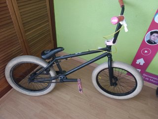 Bicicleta BMX negra