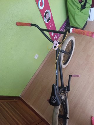 Bicicleta BMX negra