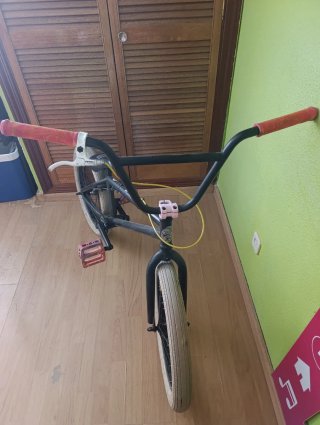 Bicicleta BMX negra