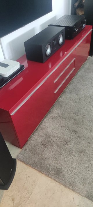 Mueble TV salón rojo.