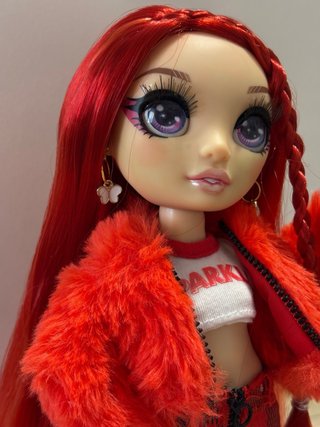 Rainbow High Ruby Muñeca
