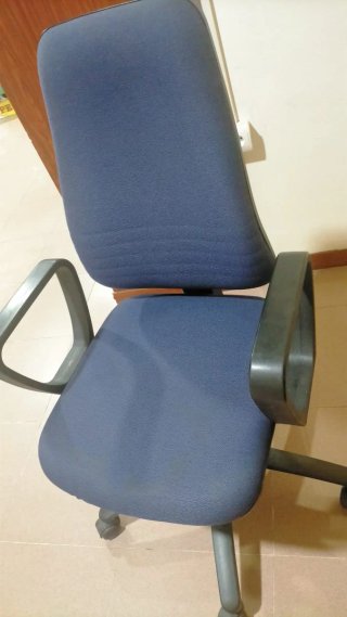 Sillón de oficina azul y gris