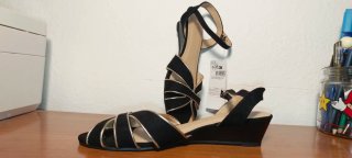 Sandalias cuña negras y doradas