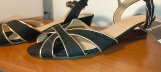 Sandalias cuña negras y doradas