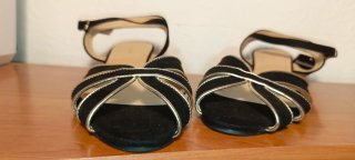 Sandalias cuña negras y doradas