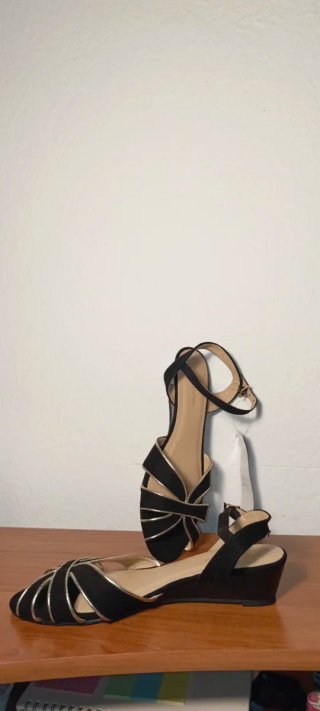 Sandalias cuña negras y doradas