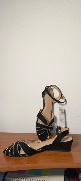 Sandalias cuña negras y doradas